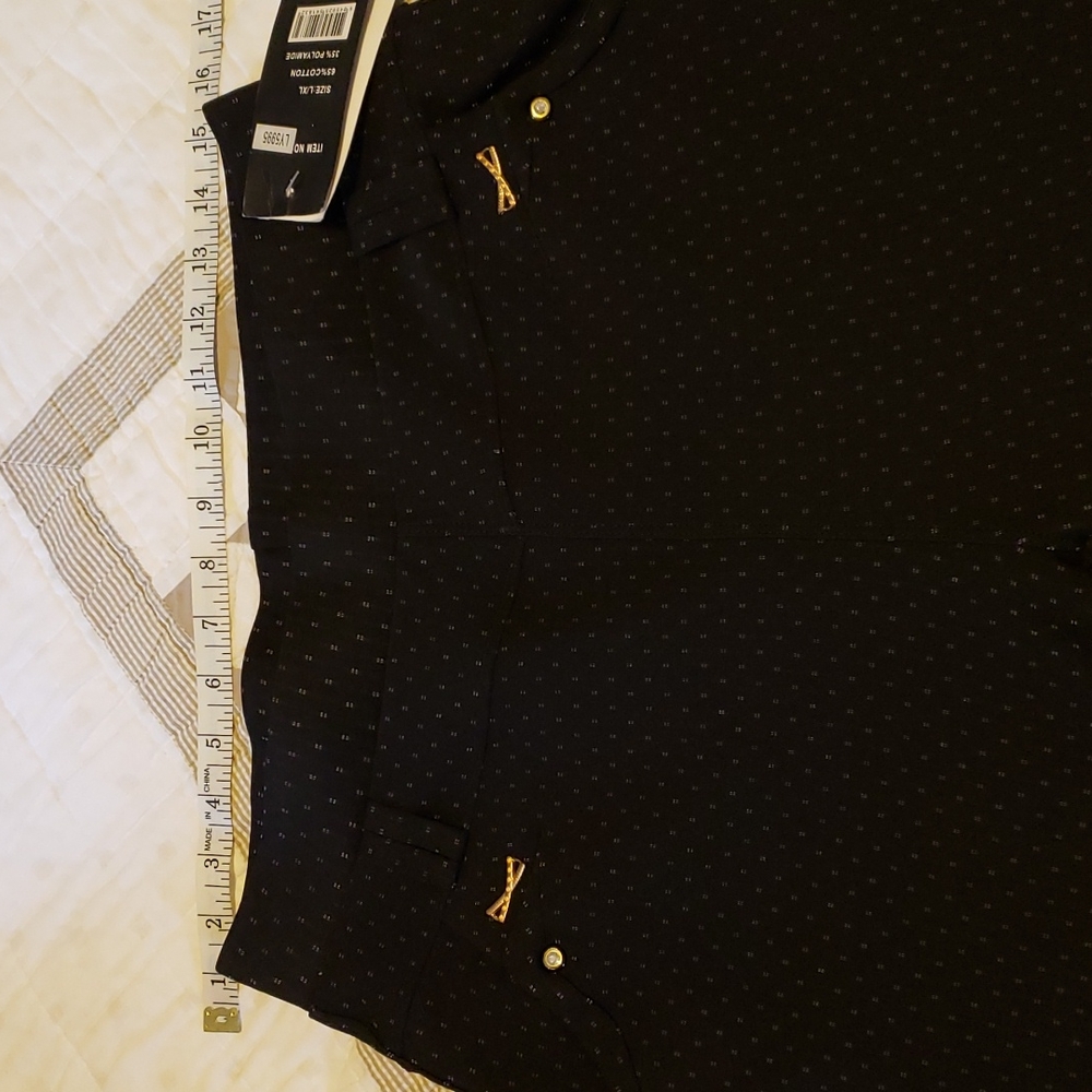 New with tags. Stretch fabric. Adorable detail on front pockets. 2 back pockets